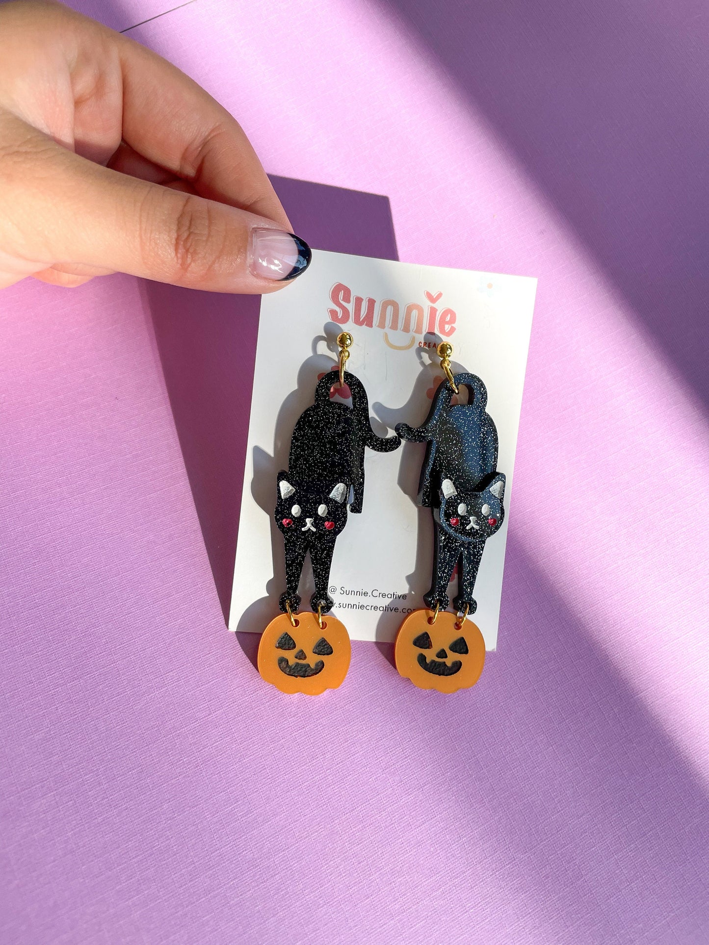 Pumpkin Cat//Black Cat Earring//Halloween earrings//cat jewelry//spooky accessories//Halloween fashion//cute cat design//festive jewelry.