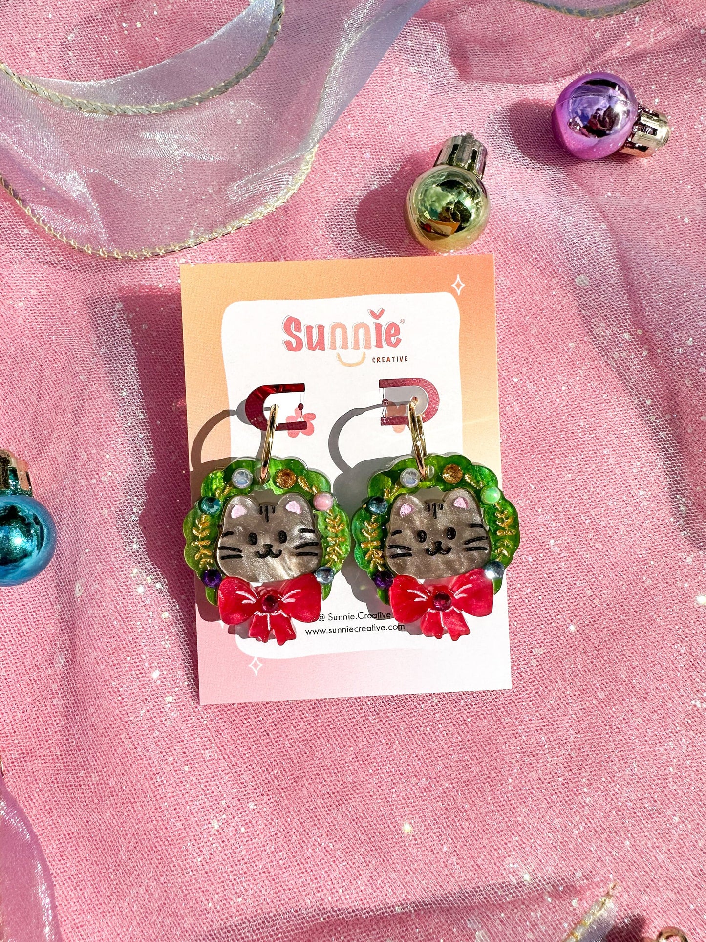 SINGLE Cat Wreath Earrings //Christmas Earring//Statement Earring//Acrylic Earring//Folk Art//Holiday Gift//Cat Earrings//Holiday Cat