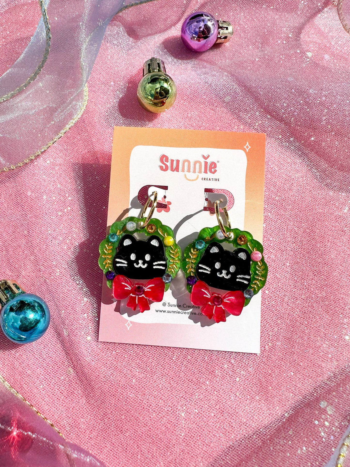 SINGLE Cat Wreath Earrings //Christmas Earring//Statement Earring//Acrylic Earring//Folk Art//Holiday Gift//Cat Earrings//Holiday Cat