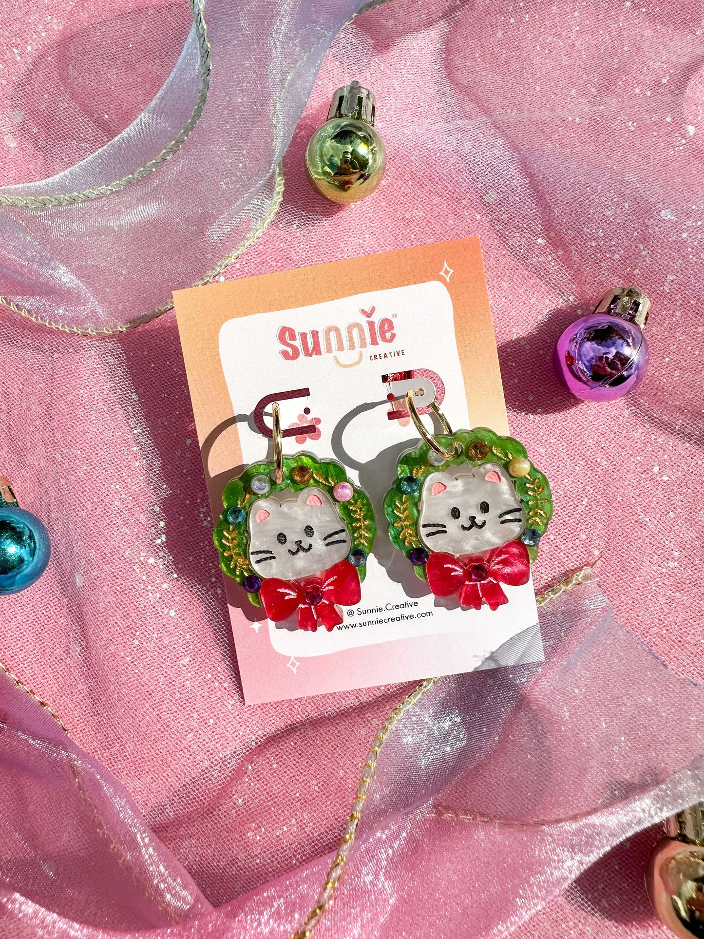 SINGLE Cat Wreath Earrings //Christmas Earring//Statement Earring//Acrylic Earring//Folk Art//Holiday Gift//Cat Earrings//Holiday Cat