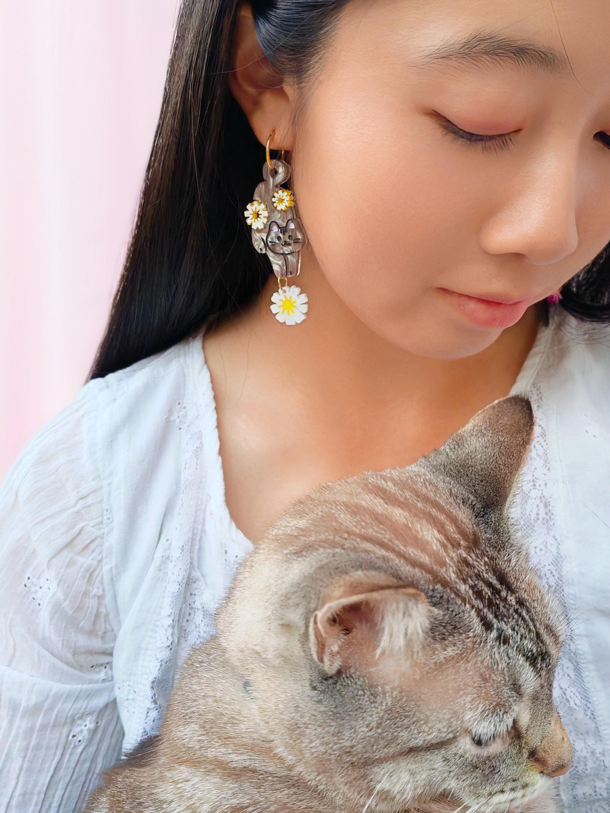 Grey Cat with Daisy Flower Earrings//Birth Month Flower//Lightweight Jewelry Gift for Cat Lovers//Unique Handmade Accessories//Cat Art