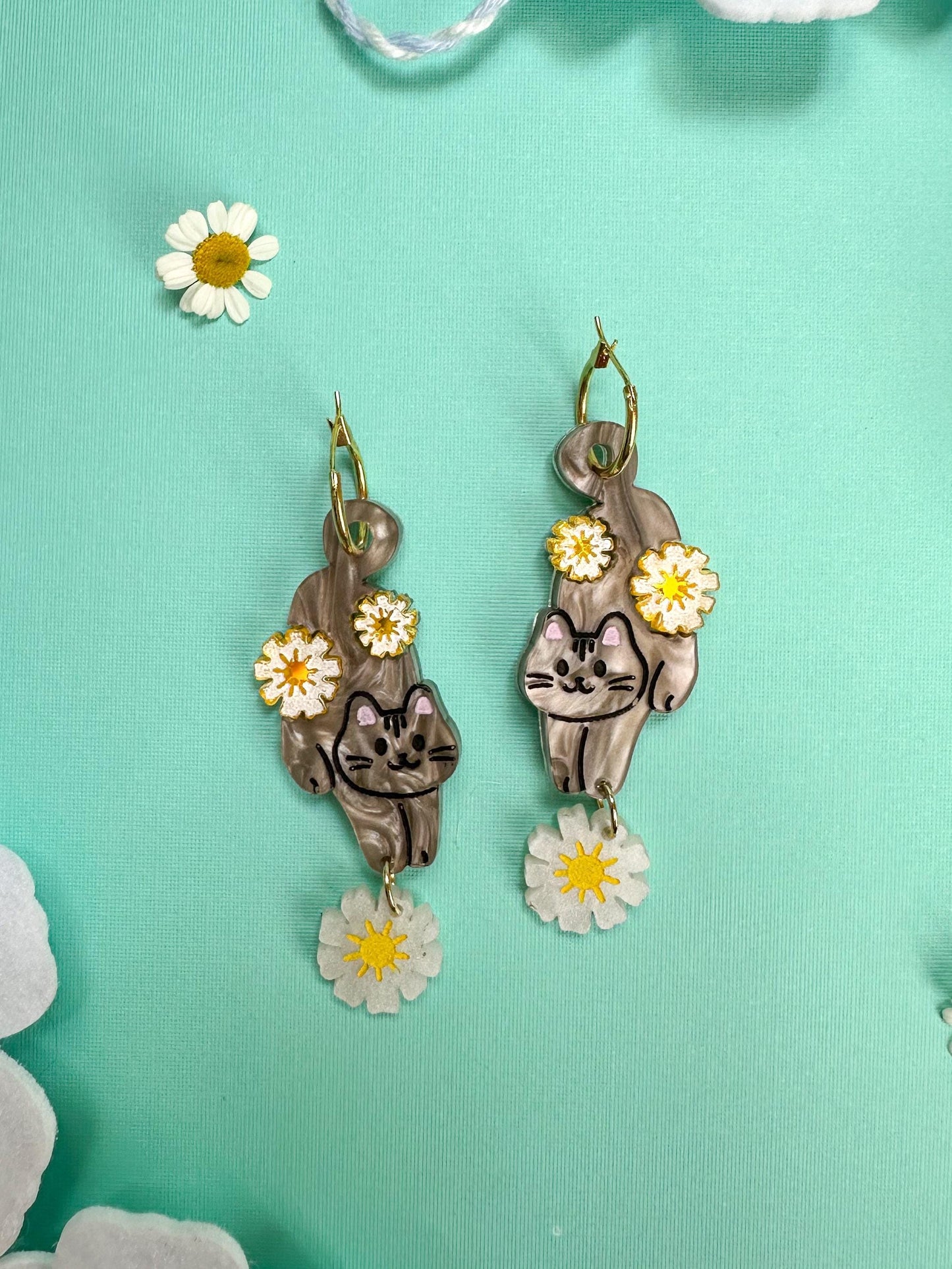 Grey Cat with Daisy Flower Earrings//Birth Month Flower//Lightweight Jewelry Gift for Cat Lovers//Unique Handmade Accessories//Cat Art