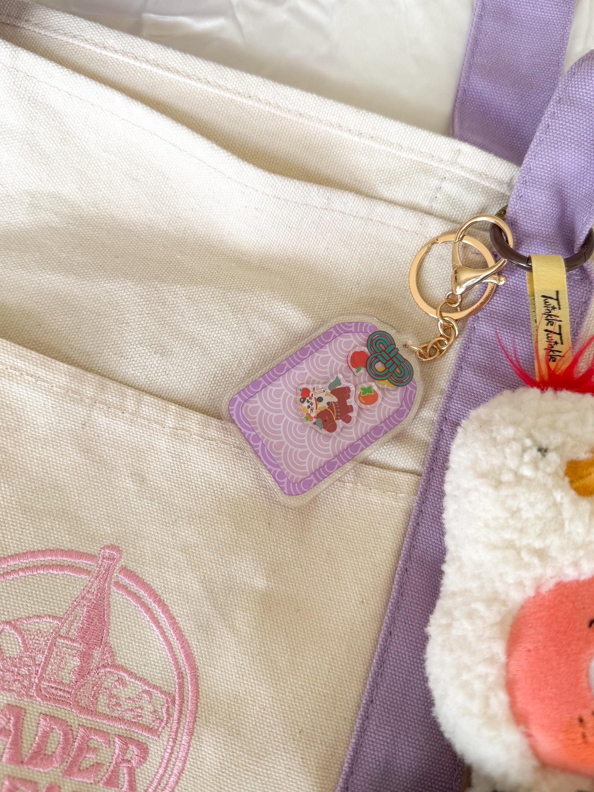 Lucky Charm Cat Shaker Keychain: Double-Sided Shaker Acrylic Charm