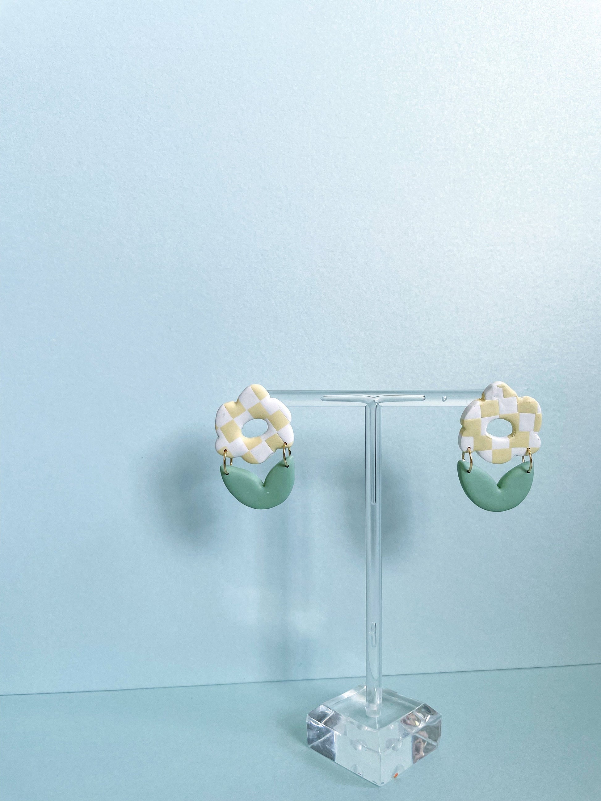 Checker Flower Studs//Flower Polymer Clay Earring//Statement Earring//Handmade Clay Earring//Spring Earring//Bee Earring
