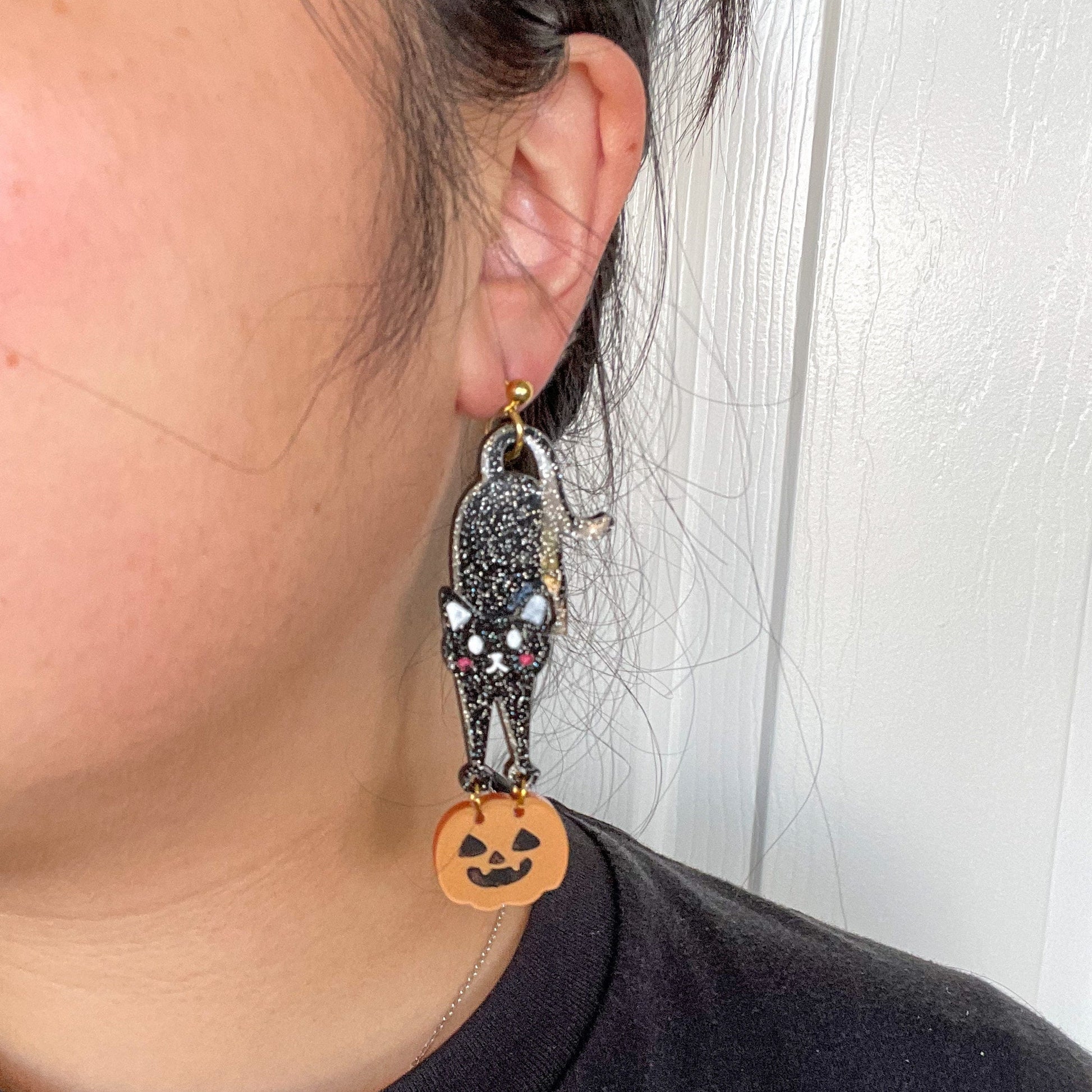Pumpkin Cat//Black Cat Earring//Halloween earrings//cat jewelry//spooky accessories//Halloween fashion//cute cat design//festive jewelry.