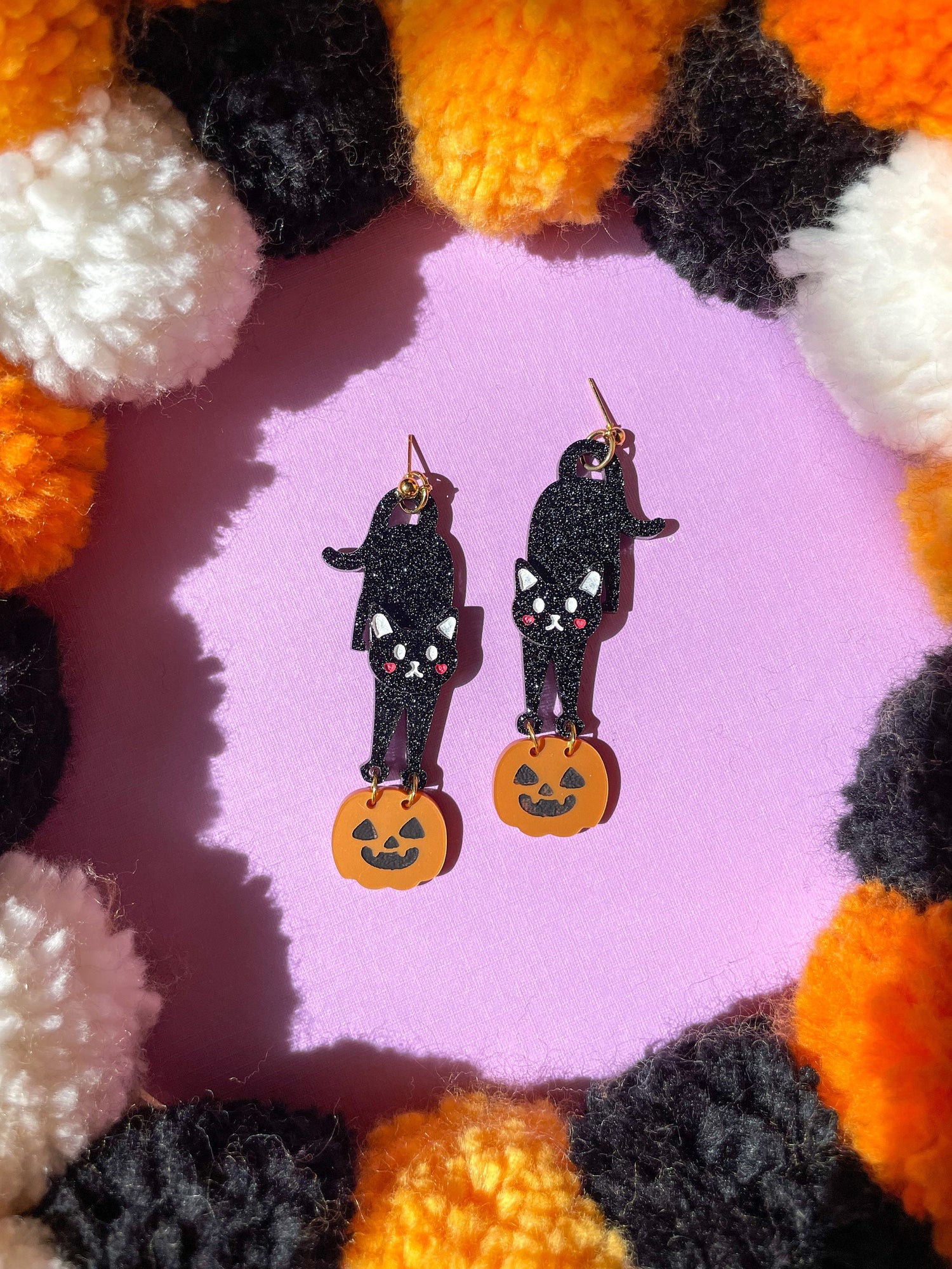 Pumpkin Cat//Black Cat Earring//Halloween earrings//cat jewelry//spooky accessories//Halloween fashion//cute cat design//festive jewelry.