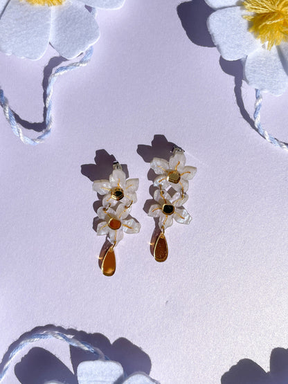 Paper White Dangle//Flower Earring//Spring Flower Earrings//Statement Earring//Acrylic Earring//Daisy Earrings//Cute Earrings